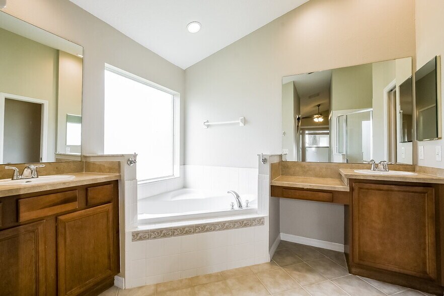 Building Photo - 3600 Meadow Green Dr