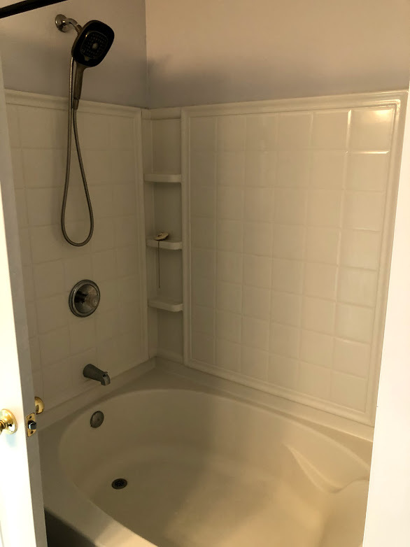 Master Room Bath - 601 Market Place Ln