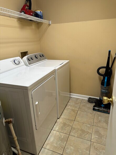 Building Photo - 220 Elm St