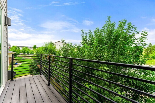 Building Photo - Modern End Unit in the Meadows!