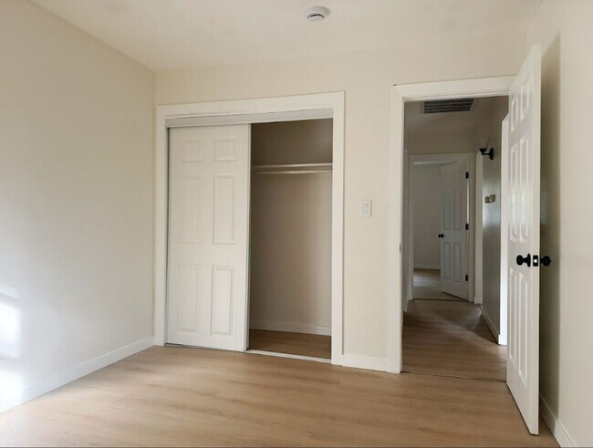 Building Photo - 804-806 N Fairlawn Cir