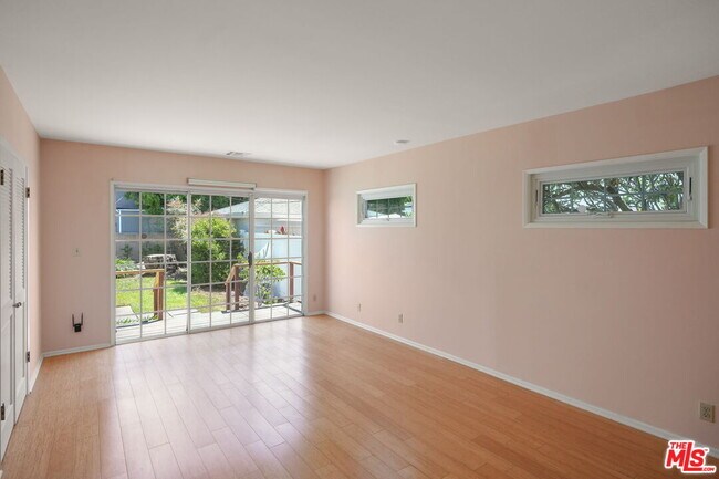Building Photo - 2534 Wellesley Ave