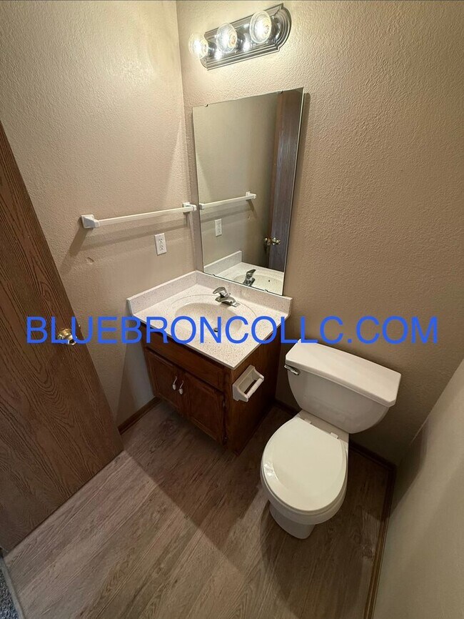 Building Photo - Newly remodeled 3 bedroom townhome for a great price!