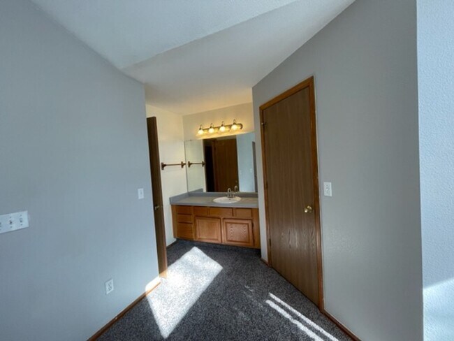 Building Photo - Stratford Lake 4-Level