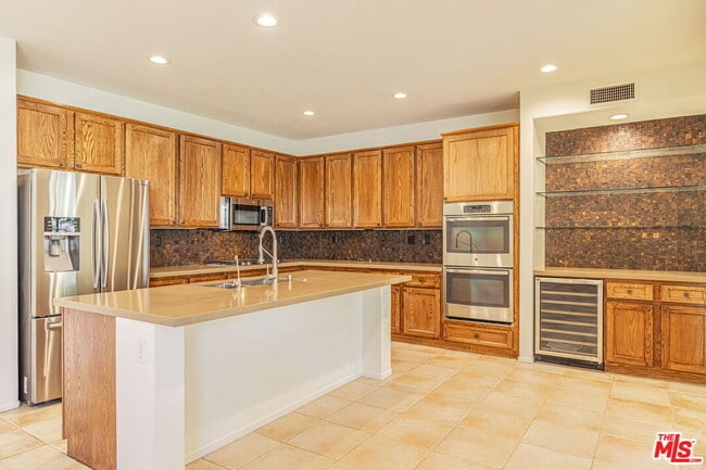 Building Photo - 25755 Hood Way