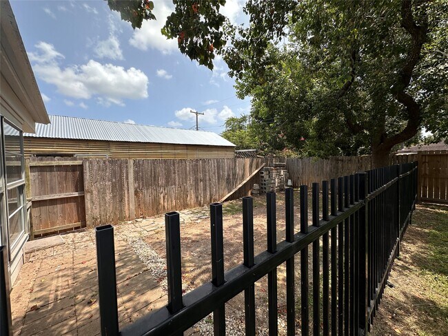 Building Photo - 1121 Millie St