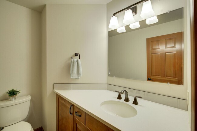 Building Photo - 5bd/3.5ba Bellevue Home