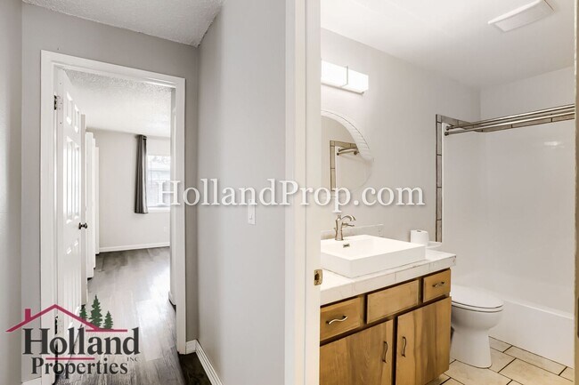 Building Photo - Single level, newly remodeled, in a great Hillsboro location