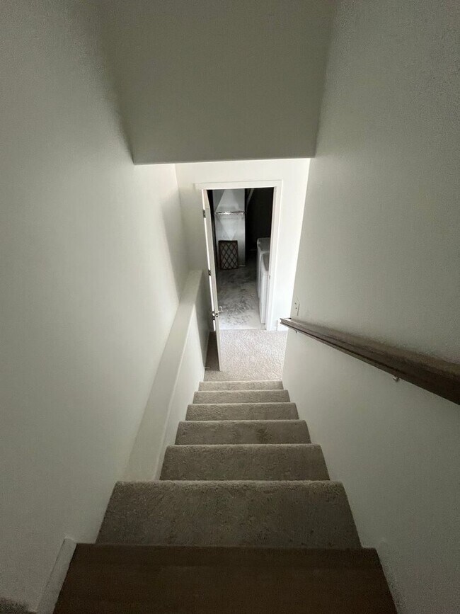 Building Photo - 3 Bed 3 Bath TownHome