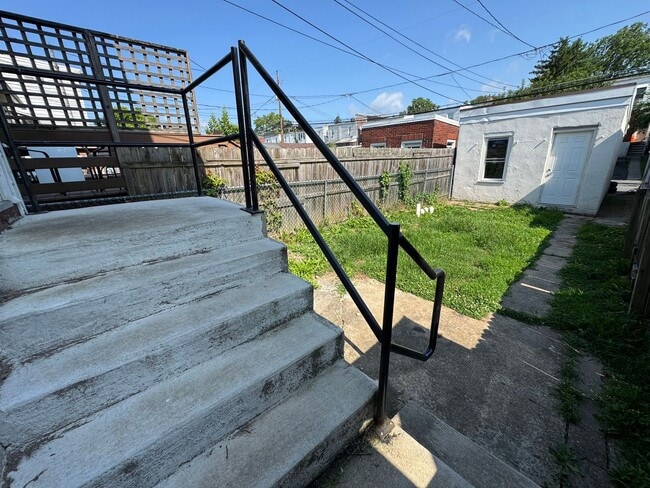 Building Photo - 2104 Glendale Ave