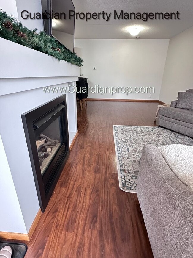 Building Photo - Shakopee Town Home, 2 Car Garage, 1.5 Baths, Patio, Dishwasher, W/D