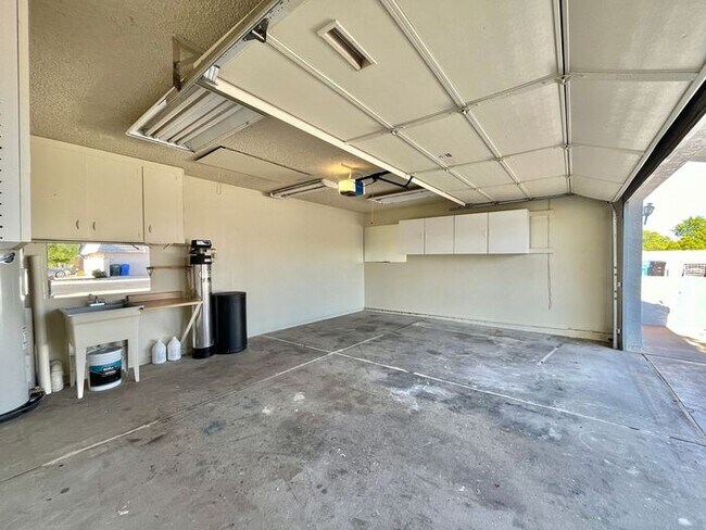 Building Photo - 3 Bd 3 Ba + Office + Den + Arizona Room!