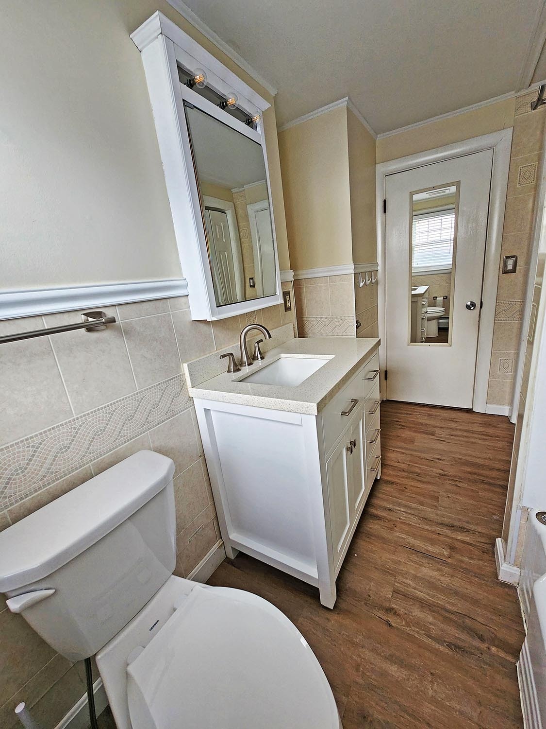 Large full bathroom - 216 5th St