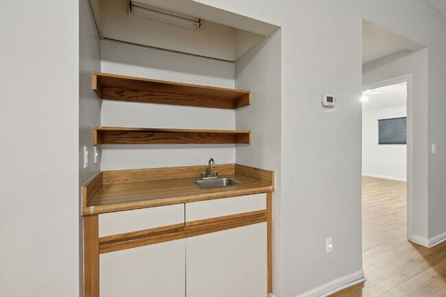 Building Photo - Charming Townhouse Retreat for Rent!