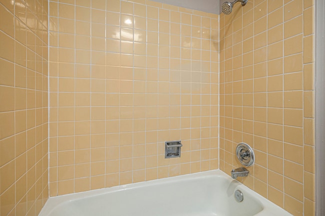 Building Photo - Charming Townhouse with Gas Fireplace & Ba...