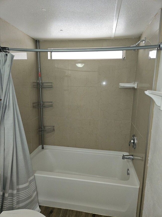 Building Photo - Cute and Clean 2 bed/1 Bath in central BHC