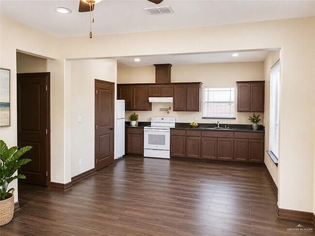 Building Photo - 215 Fig Dr