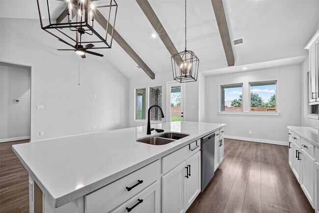 Building Photo - 2600 Golden Palms Ln