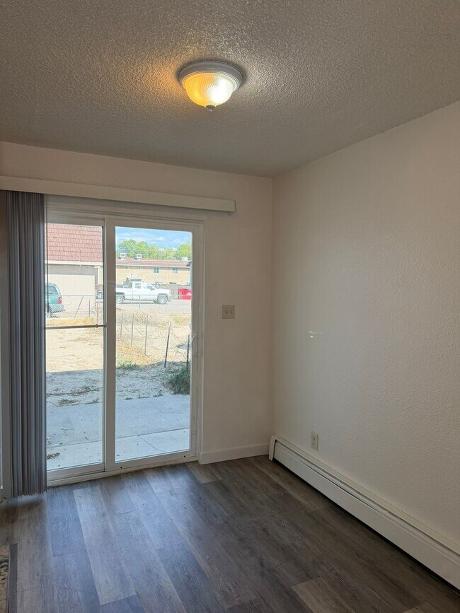 Building Photo - 460 Topaz Dr