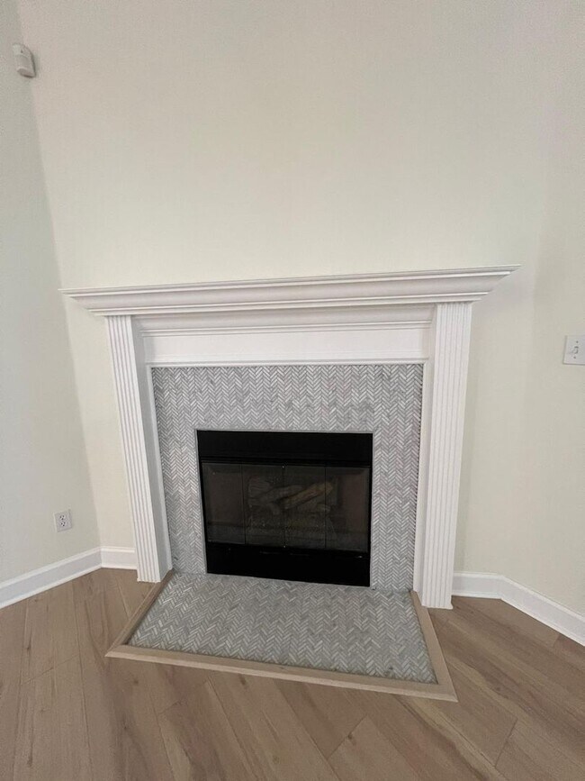 Building Photo - Fully renovated 3 bedroom/ 2.5 bathroom ho...