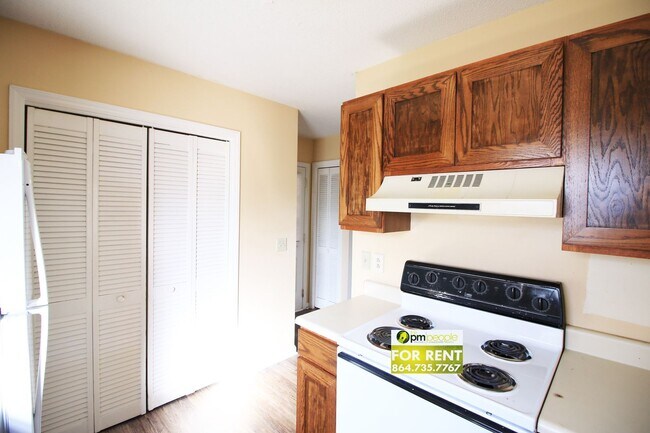 Building Photo - Convenient location