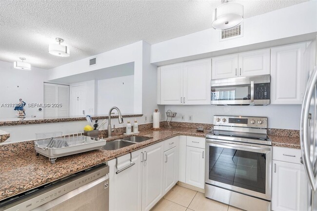 Building Photo - 1155 Brickell Bay Dr