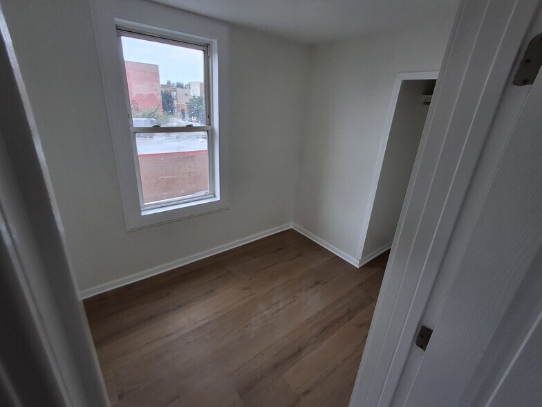 Building Photo - 471 W 26th St