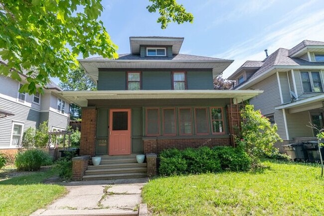 Building Photo - Near Northwest Neighborhood in South Bend 4 bedroom Craftsman style 2-story