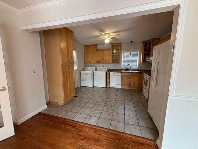 Building Photo - 3 Bedroom/1.5 Bath Charming House Large Fenced Yard