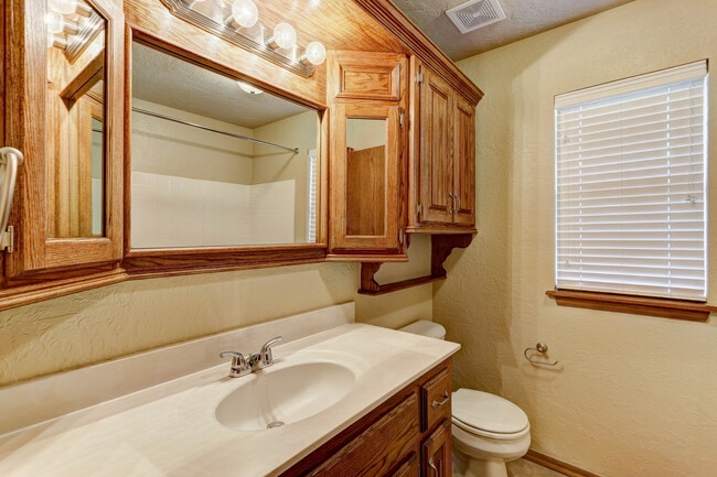 Building Photo - 500 Loyd Ln