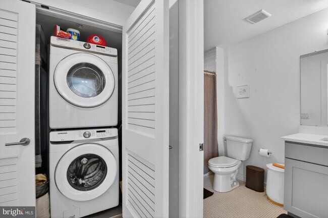 Building Photo - 304 Master St