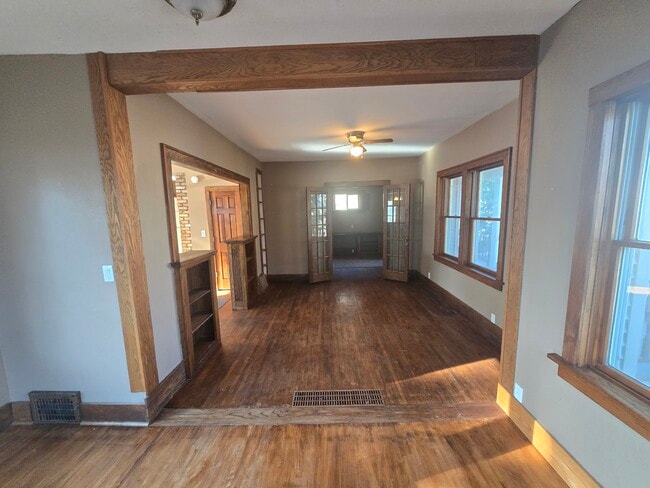 Building Photo - 802-811 11th Ave N