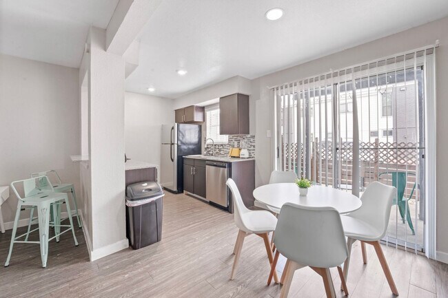 Building Photo - 2215 Town Lake Cir