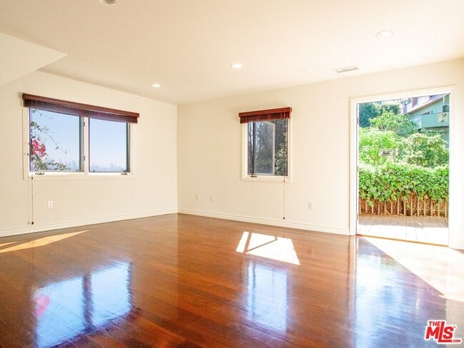 Building Photo - 2239 Vista Del Mar Pl