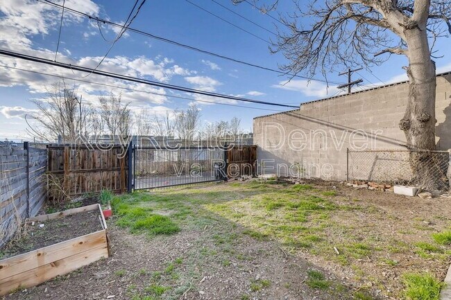 Building Photo - 3341 Lawrence St