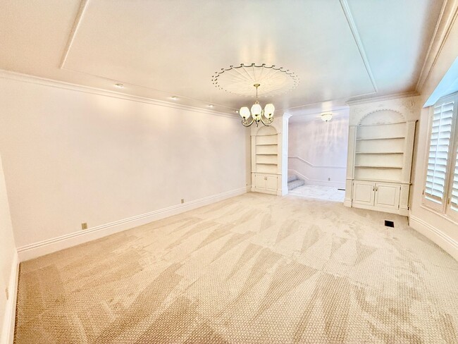 Building Photo - Distinctive and Spacious 5-BR Home in Bloomington