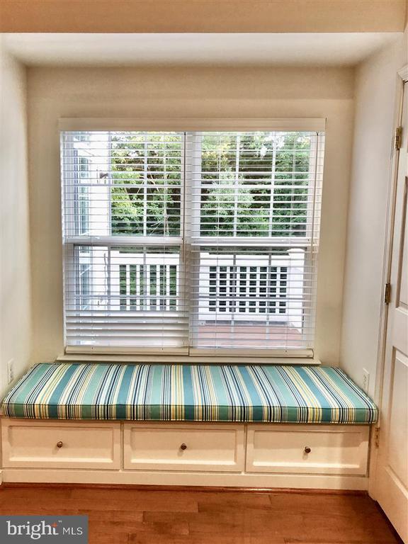 Building Photo - 1981 Logan Manor Dr