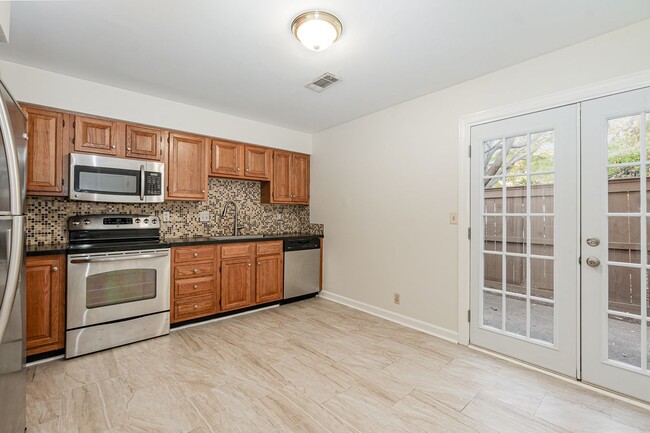 Building Photo - End Unit 2 Bedroom 2 1/2 Bath Townhome-Hil...