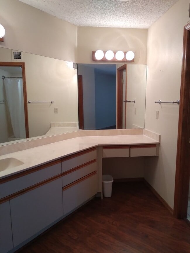 Building Photo - 3 bed / 2 bath Condo Available