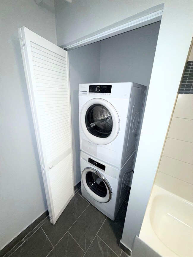 Building Photo - 160 Lafayette St