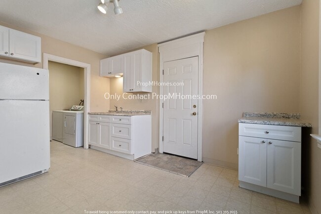 Building Photo - Charming 3 Bedroom Sanctuary in Eliot Neighborhood!