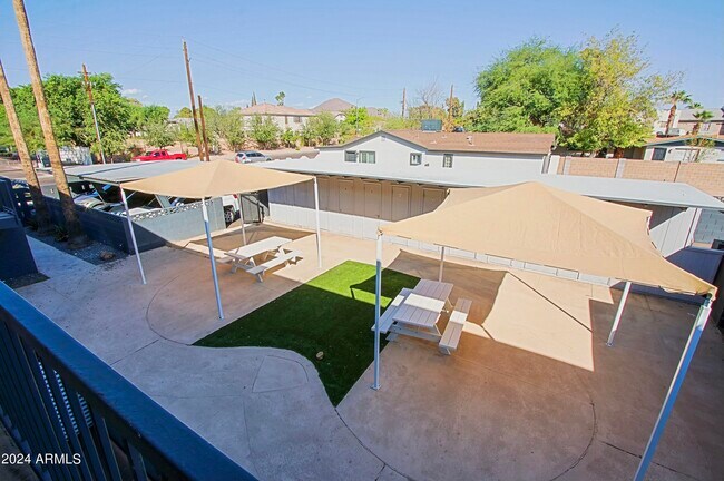 Building Photo - 3219 E Earll Dr