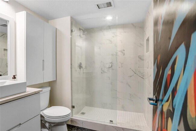 Building Photo - "Chic Urban Living: Spacious 2-Bed, 2-Bath...