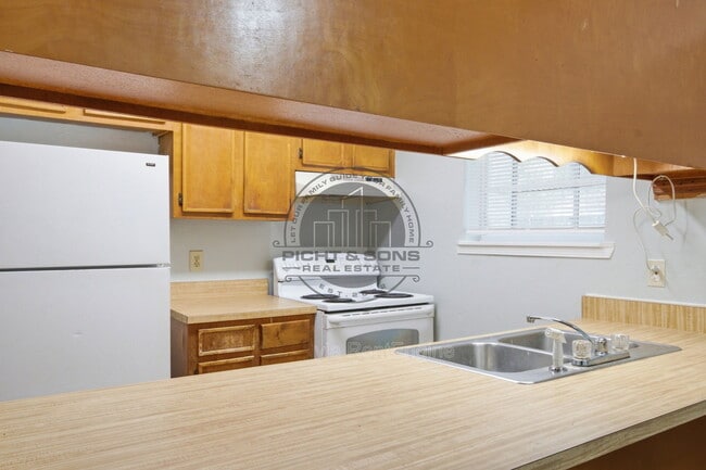 Building Photo - 1818 Sylvan Ct