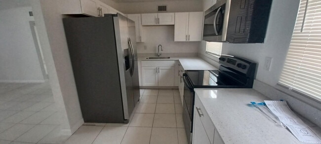 Building Photo - 1810 S 32nd St