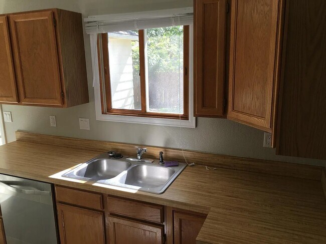 Building Photo - 862 Charter Oak Ct