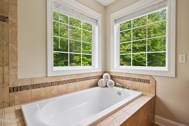Building Photo - 3 Ashleigh Ln