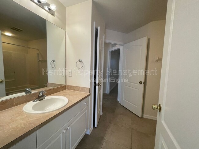 Building Photo - 1429 NE 5th Ave