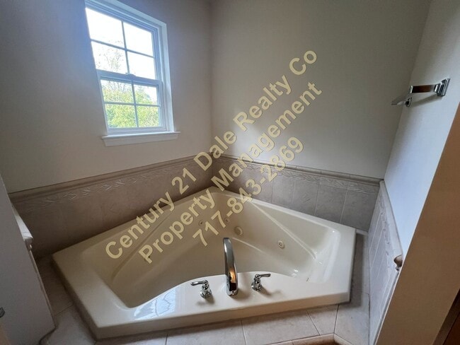 Building Photo - Beautiful 3 BR, 2.5 Bath home in Woodcrest Hills Condo located in Central York School District