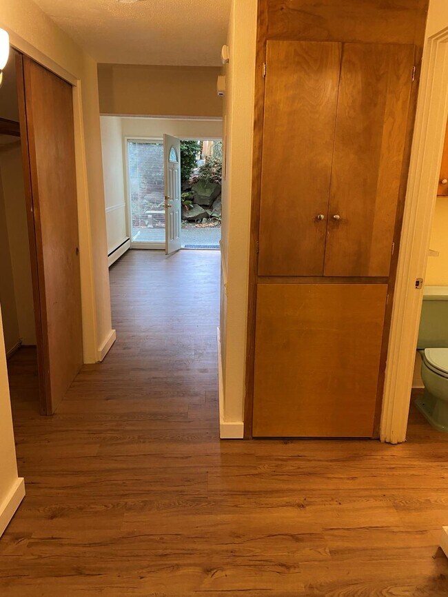 Building Photo - Boston Apts - Studio + extra room